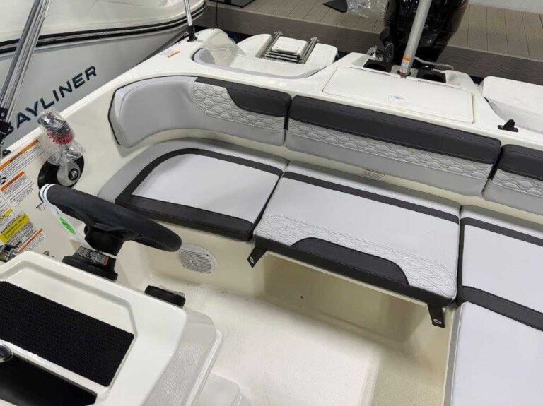 2026 Bayliner M17 - Full Windshield US-BLBX1244G526 [photo 7]